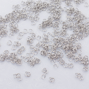 Kółeczka zaciskowe ze stali chirurgicznej w kolorze srebrnym 4x0,6mm