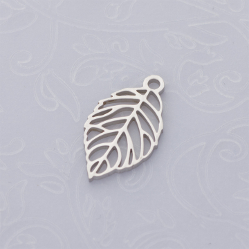 Zawieszka ze stali szlachetnej liść w kolorze srebrnym 20x11mm