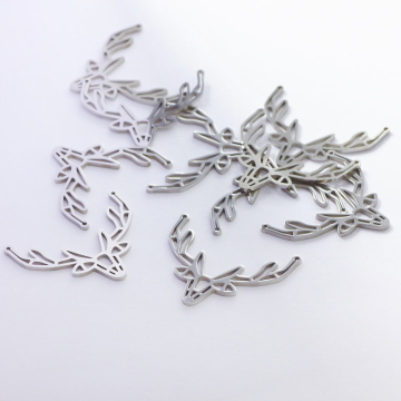 Zawieszka ze stali szlachetnej głowa jelenia w kolorze srebrnym 24x30mm