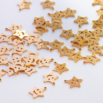 Zawieszka ze stali szlachetnej gwiazdka z uśmiechem w kolorze złotym 10mm