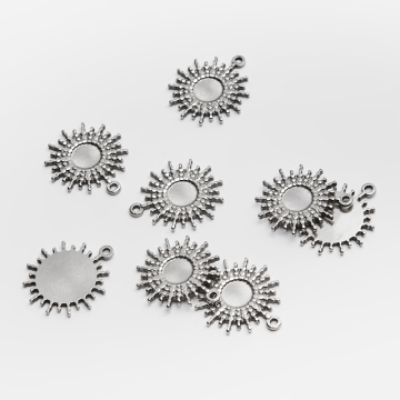 Zawieszka ze stali szlachetnej słoneczko w kolorze srebrnym 15,5mm