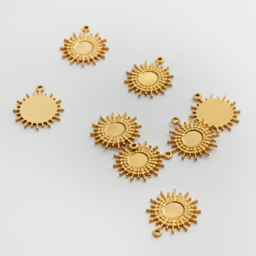 Zawieszka ze stali szlachetnej słoneczko w kolorze złotym 15,5mm