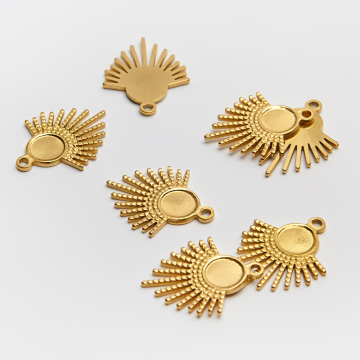 Zawieszka ze stali szlachetnej promienie słoneczne w kolorze złotym 26mm