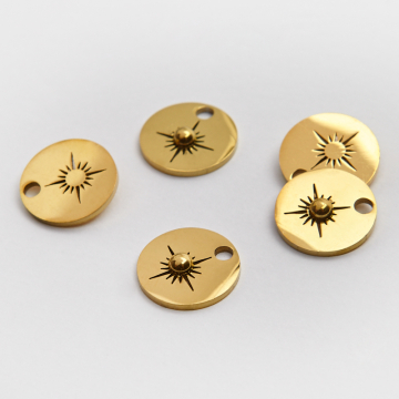 Zawieszka ze stali szlachetnej róża wiatrów na kółku w kolorze złotym 12mm