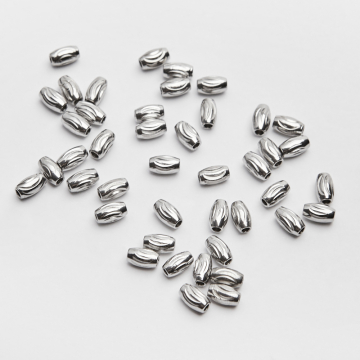 Przekładka oliwka nacinana ze stali chirurgicznej w kolorze srebrnym 3x5mm