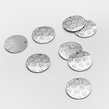 Zawieszka kółko wygięte w kwiatki ze stali szlachetnej w kolorze srebrnym 18mm