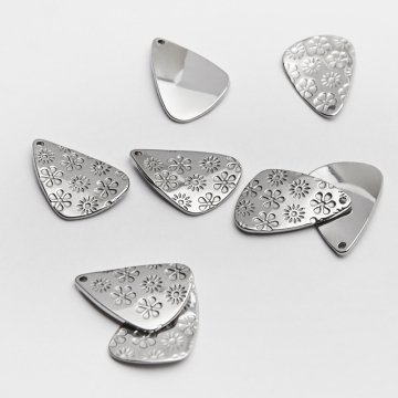 Zawieszka łezka wygięta w kwiatki ze stali szlachetnej w kolorze srebrnym 22mm