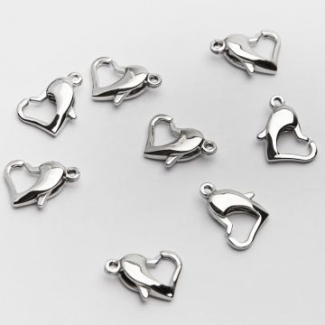 Zapięcie karabińczyk serce ze stali chirurgicznej w kolorze srebrnym 11,5mm