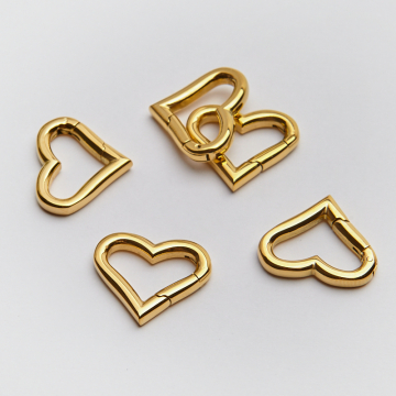 Zapięcie ozdobne serce ze stali szlachetnej w kolorze złotym 17x20mm