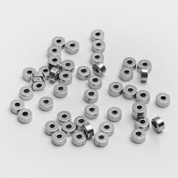 Przekładka oponka ze stali chirurgicznej w kolorze srebrnym 4mm