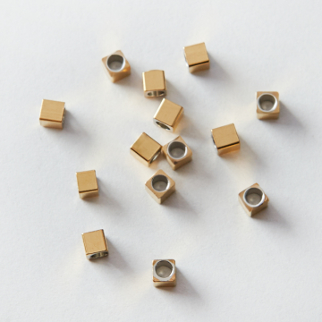 Przekładka ze stali chirurgicznej kostka w kolorze złotym 3mm