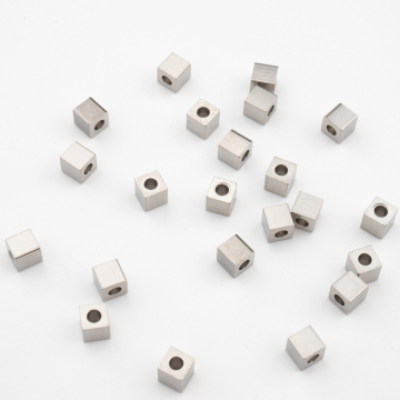 Przekładka ze stali chirurgicznej kostka w kolorze srebrnym 4mm