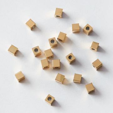 Przekładka ze stali chirurgicznej kostka w kolorze złotym 4mm