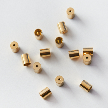 Końcówka ze stali chirurgicznej do rzemieni w kolorze złotym 4mm