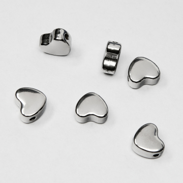 Koralik serce ze stali chirurgicznej w kolorze srebrnym 8x9mm