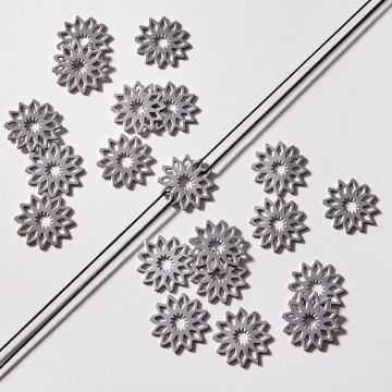 Zawieszka łącznik ze stali chirurgicznej kwiatek rozeta w kolorze srebrnym 15,9mm