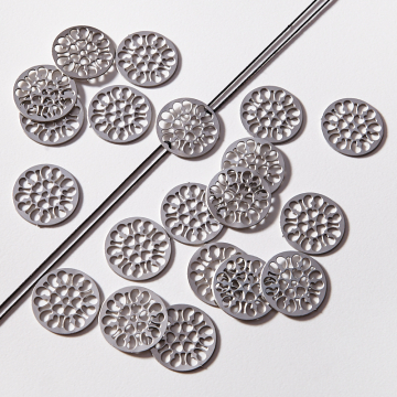 Zawieszka łącznik ze stali szlachetnej serwetka z sercami w kolorze srebrnym 18,4mm