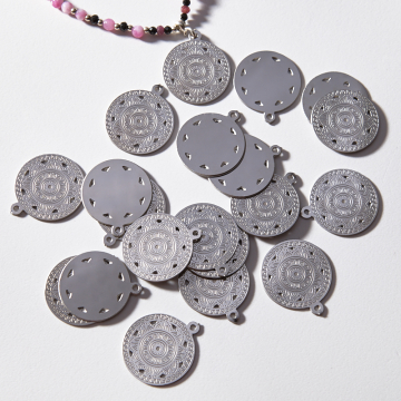 Zawieszka ze stali szlachetnej mandala w kolorze srebrnym 18,3mm
