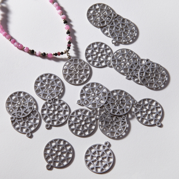 Zawieszka ze stali szlachetnej ażur w kolorze srebrnym 18,4mm
