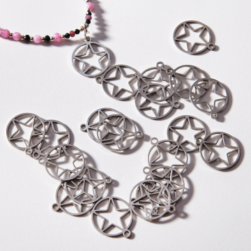 Zawieszka ze stali chirurgicznej gwiazdka w kółku w kolorze srebrnym 14,7mm