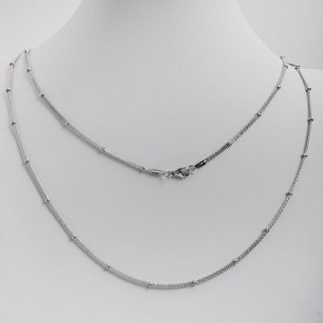 Łańcuszek ze stali chirurgicznej Bismarck z oponkami w kolorze srebrnym 60cm