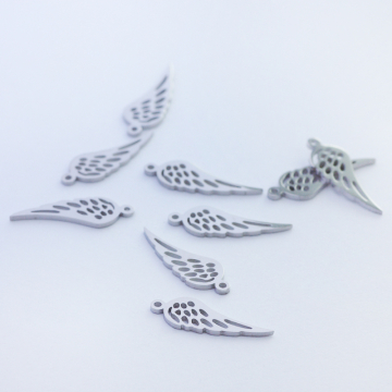 Mini zawieszka ze stali szlachetnej piórko w kolorze srebrnym 13mm