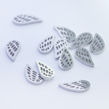 Mini zawieszka ze stali szlachetnej skrzydełko w kolorze srebrnym 7,5mm