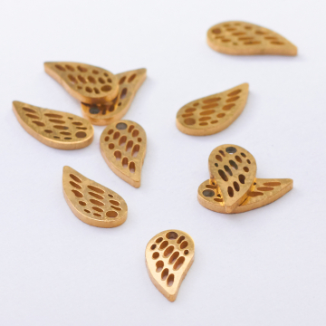 Mini zawieszka ze stali szlachetnej skrzydełko w kolorze złotym 7,5mm