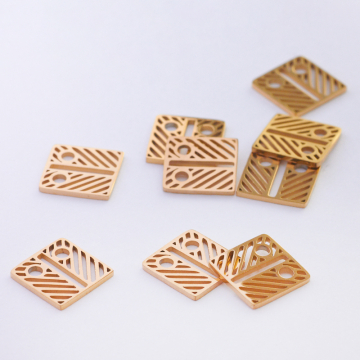 Mini zawieszka ze stali szlachetnej celebrytka kwadrat ażurowy w kolorze złotym 8,4mm