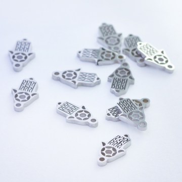 Mini łącznik ze stali chirurgicznej ręka Fatimy w kolorze srebrnym 10,5mm