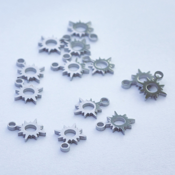 Mini zawieszka ze stali chirurgicznej słoneczko w kolorze srebrnym 8mm