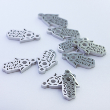 Mini zawieszka ze stali szlachetnej ręka Fatimy w kolorze srebrnym 15mm