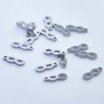 Mini zawieszka ze stali chirurgicznej nieskończoność w kolorze srebrnym 8,5mm