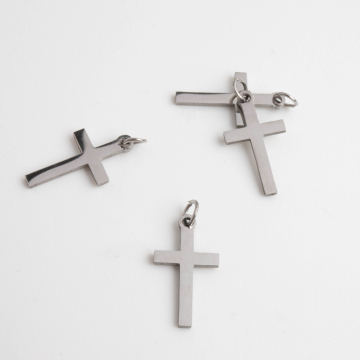 Mini zawieszka ze stali chirurgicznej krzyżyk w kolorze srebrnym 14,5mm