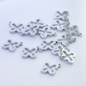 Mini zawieszka ze stali chirurgicznej krzyżyk wycięty w kolorze srebrnym 10,5mm