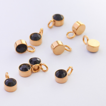 Mini zawieszka ze stali chirurgicznej z czarną cyrkonią w kolorze złotym 5mm