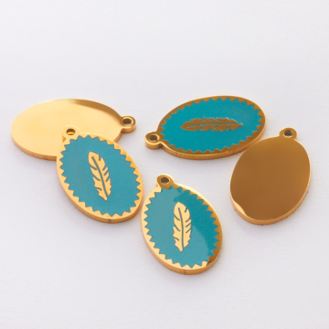 Zawieszka emaliowana owal ze stali chirurgicznej w kolorze złotym piórko turkusowe 17,7mm