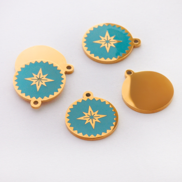 Zawieszka emaliowana kółko ze stali chirurgicznej w kolorze złotym róża wiatrów turkusowa 13mm