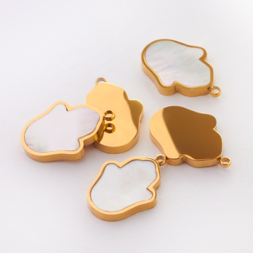 Zawieszka ze stali chirurgicznej z masą perłową ręka fatimy w kolorze złotym 16mm