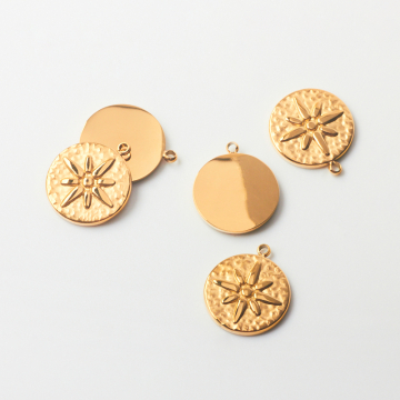 Zawieszka ze stali chirurgicznej kółko z różą wiatrów w kolorze złotym 12,5mm