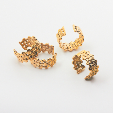 Pierścionek ze stali chirurgicznej regulowany plecionka w kolorze złotym 21mm