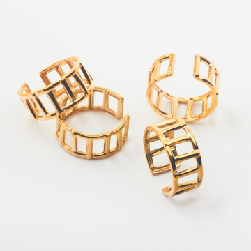 Pierścionek ze stali chirurgicznej regulowany drabinka w kolorze złotym 21mm