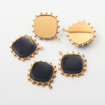 Zawieszka kwadrat ze stali chirurgicznej z onyksem w kolorze złotym 21,5mm