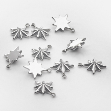 Zawieszka ze stali chirurgicznej róża wiatrów z mini cyrkonią 12mm Zawieszka ze stali chirurgicznej róża wiatrów z mini cyrkonią 12mm