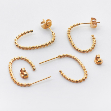 Sztyfty ozdobne ze stali chirurgicznej z kuleczek w kolorze złotym 23,5mm