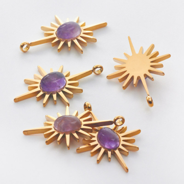 Zawieszka ze stali chirurgicznej słońce z ametystem w kolorze złotym 30mm