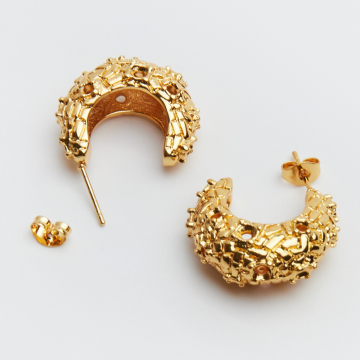 Kolczyki ze stali chirurgicznej otwarte koło z kraterami w kolorze złotym 24,5mm PVD