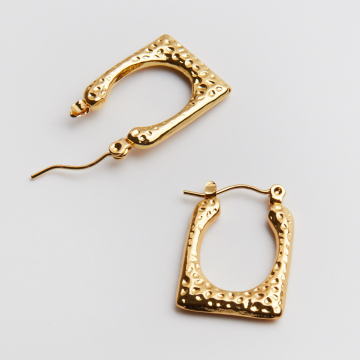 Kolczyki ze stali chirurgicznej prostokąty w kropeczki w kolorze złotym 24mm PVD