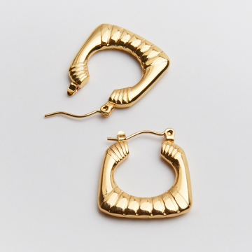 Kolczyki ze stali chirurgicznej ozdobny kwadrat z pręgami w kolorze złotym 24mm PVD