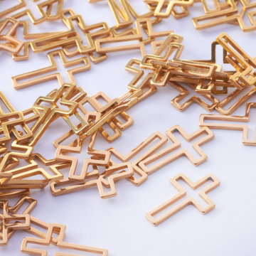Baza geometryczna ze stali chirurgicznej krzyż w kolorze złotym 16x10mm